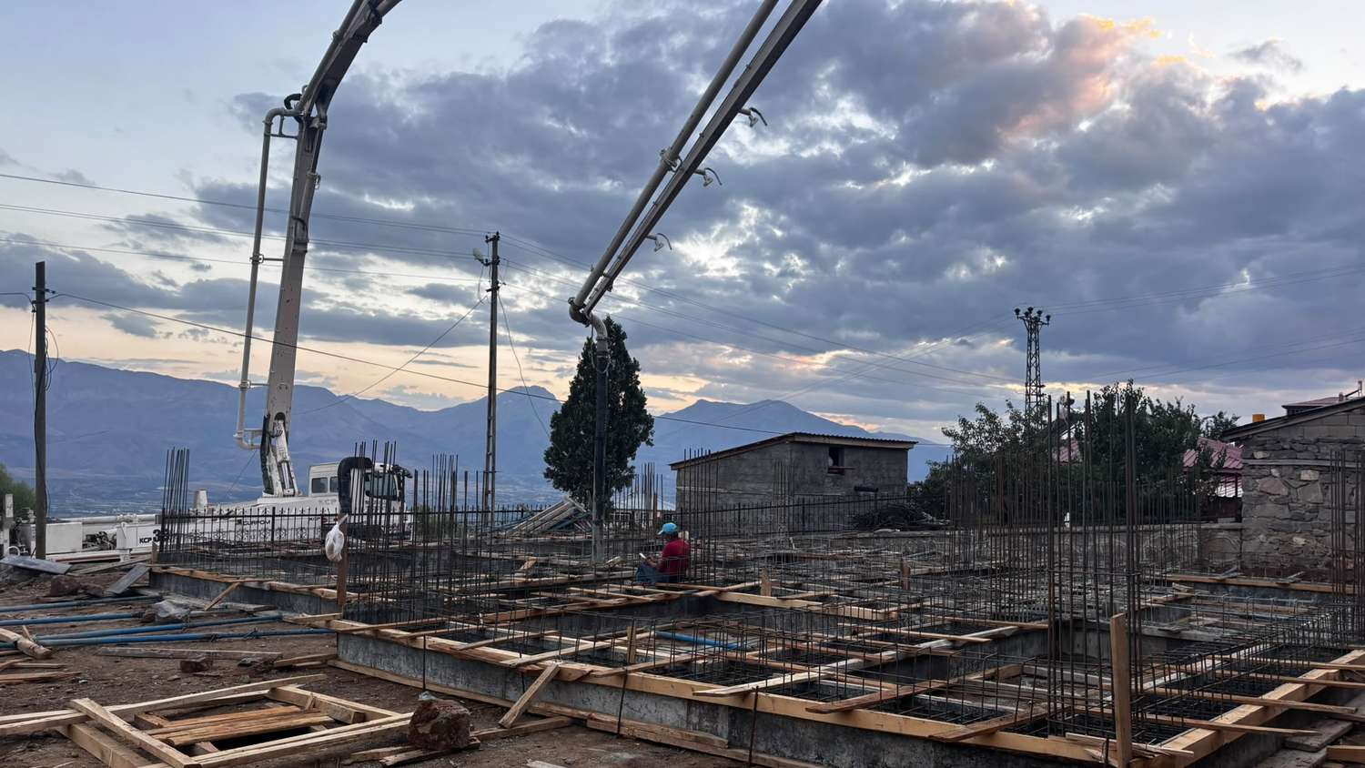 Erzincan’da temel betonu dökümü, akşamüstü